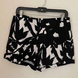 Banana Republic: Black/White Patterned 12.5in Shorts (Excellent Condition)